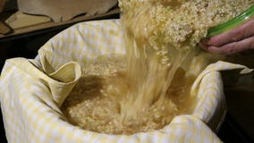 Préparez une baie plus ancienne que la fleur se dirige à faire la confiture de lui Jus de pomme de tamis et têtes de fleur plus a banque de vidéos Préparez une baie plus ancienne que la fleur se dirige à faire la confiture de lui Jus de pomme de tamis et têtes de fleur plus a banque de vidéos