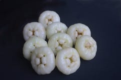 Présent juteux indien de pomme de Java de fruit d'été sur le fond noir images stock Présent juteux indien de pomme de Java de fruit d'été sur le fond noir images stock
