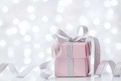 Présent ou boîte-cadeau sur le fond de bokeh Carte de voeux de vacances sur l'anniversaire ou le Noël images libres de droits Présent ou boîte-cadeau sur le fond de bokeh Carte de voeux de vacances sur l'anniversaire ou le Noël images libres de droits