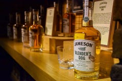 Présentation de différents types de whiskey à l'usine de whiskey de jameson en Irlande en septembre 2019 images libres de droits Présentation de différents types de whiskey à l'usine de whiskey de jameson en Irlande en septembre 2019 images libres de droits