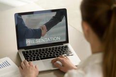 Présentation de observation d'affaires de femme d'affaires, regardant l'ordinateur portable images libres de droits Présentation de observation d'affaires de femme d'affaires, regardant l'ordinateur portable images libres de droits