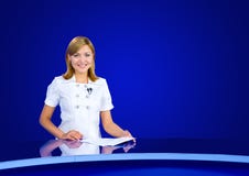 Présentatrice au studio vide de TV photos stock Présentatrice au studio vide de TV photos stock