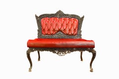 Présidence rouge lustrée classique, d'isolement sur un dos de blanc image stock Présidence rouge lustrée classique, d'isolement sur un dos de blanc image stock