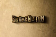 PRÉVENTION - plan rapproché de mot composé par vintage sale sur le contexte en métal Photos stock
