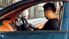 Prüfung eines Automotors OBD auf Reparatur an der Autogarage stockfoto Prüfung eines Automotors OBD auf Reparatur an der Autogarage stockfoto