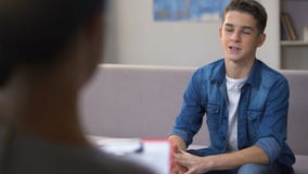 Psicoterapeuta que visita del adolescente, rehabilitación acertada de la drogadicción metrajes Psicoterapeuta que visita del adolescente, rehabilitación acertada de la drogadicción metrajes