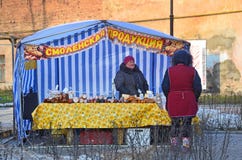 Pskov, Ρωσία, 31 Δεκεμβρίου, 2017 Γυναίκα στην αγορά Σαββατοκύριακου στην οδό Pushkin στο Pskov Προϊόντα ` περίπτερων ` Σμολένσκ στοκ εικόνες με δικαίωμα ελεύθερης χρήσης Pskov, Ρωσία, 31 Δεκεμβρίου, 2017 Γυναίκα στην αγορά Σαββατοκύριακου στην οδό Pushkin στο Pskov Προϊόντα ` περίπτερων ` Σμολένσκ στοκ εικόνες με δικαίωμα ελεύθερης χρήσης