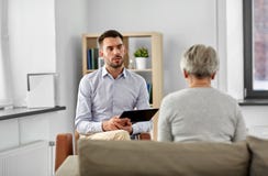 Psychologe, der auf älteren Frauenpatienten hört stockfoto Psychologe, der auf älteren Frauenpatienten hört stockfoto