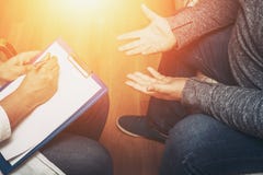 Psycholoog die aan haar patiënt en het schrijven nota's, het geestelijke gezondheid en adviseren luisteren Psycholoog die aan haar patiënt en het schrijven nota's, het geestelijke gezondheid en adviseren luisteren