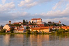 Ptuj, Eslovenia, tiro panorámico de la ciudad más vieja en Eslovenia con un castillo que pasa por alto la ciudad vieja fotos de archivo Ptuj, Eslovenia, tiro panorámico de la ciudad más vieja en Eslovenia con un castillo que pasa por alto la ciudad vieja fotos de archivo