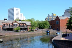 Pub y canal, Birmingham foto de archivo Pub y canal, Birmingham foto de archivo