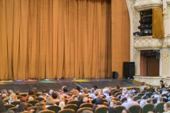 Publiek in Theater gesloten stadiumgordijn in een theater onscherp stock fotografie Publiek in Theater gesloten stadiumgordijn in een theater onscherp stock fotografie