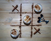 Pudim de arroz do jogo de XO contra Canela inteira fotos de stock Pudim de arroz do jogo de XO contra Canela inteira fotos de stock