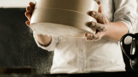 Pudra sikten i manliga kockhänder i köket royaltyfria foton Pudra sikten i manliga kockhänder i köket royaltyfria foton