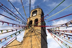 PUEBLA DE SANABRIA, SPANJE - AUGUSTUS 12, 2017: mening van de kerk van Puebla DE Sanabria met de mevieval marktdecoratie stock afbeelding PUEBLA DE SANABRIA, SPANJE - AUGUSTUS 12, 2017: mening van de kerk van Puebla DE Sanabria met de mevieval marktdecoratie stock afbeelding