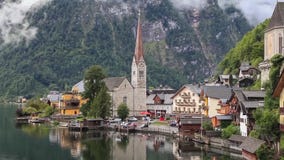 Pueblo de Hallstatt en las montañas austríacas almacen de metraje de vídeo Pueblo de Hallstatt en las montañas austríacas almacen de metraje de vídeo