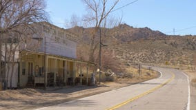 Pueblo fantasma histórico de Benton en Sierra Nevada Benton, los E.E.U.U. - 29 de marzo de 2019 almacen de metraje de vídeo Pueblo fantasma histórico de Benton en Sierra Nevada Benton, los E.E.U.U. - 29 de marzo de 2019 almacen de metraje de vídeo
