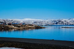 Pueblo pesquero en el fiordo islandés en invierno foto de archivo Pueblo pesquero en el fiordo islandés en invierno foto de archivo