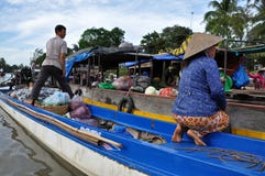Vendedores del barco en el mercado flotante de Tho de la poder, delta del Mekong, Vietnam Fotos de archivo libres de regalías Vendedores del barco en el mercado flotante de Tho de la poder, delta del Mekong, Vietnam Fotos de archivo libres de regalías