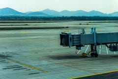 Puente aéreo de la impulsión del delantal del aeropuerto imagenes de archivo Puente aéreo de la impulsión del delantal del aeropuerto imagenes de archivo