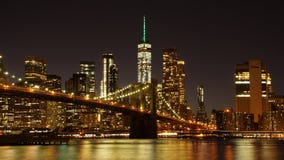 Puente de Brooklyn con el horizonte de Manhattan en el fondo en New York City imagen de archivo Puente de Brooklyn con el horizonte de Manhattan en el fondo en New York City imagen de archivo