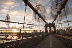Puente de Brooklyn en el tiempo de la salida del sol imagen de archivo libre de regalías Puente de Brooklyn en el tiempo de la salida del sol imagen de archivo libre de regalías
