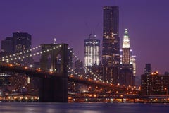 Puente de Brooklyn y horizonte de Manhattan en la noche NYC foto de archivo Puente de Brooklyn y horizonte de Manhattan en la noche NYC foto de archivo