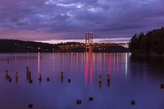 Puente de estrecho de Tacoma en la noche foto de archivo libre de regalías Puente de estrecho de Tacoma en la noche foto de archivo libre de regalías