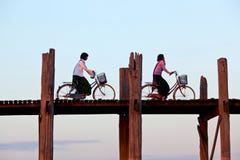 Puente de la teca de U Bein en Amarapura, Myanmar Fotografía de archivo Puente de la teca de U Bein en Amarapura, Myanmar Fotografía de archivo