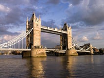 Puente de la torre de Londres por día nublado Imagen de archivo Puente de la torre de Londres por día nublado Imagen de archivo