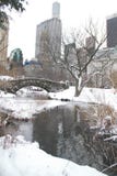 Puente de los edificios y de Gapstow sobre el lago y la nieve helados fotografía de archivo libre de regalías Puente de los edificios y de Gapstow sobre el lago y la nieve helados fotografía de archivo libre de regalías