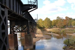 Puente del ferrocarril sobre el agua fotografía de archivo Puente del ferrocarril sobre el agua fotografía de archivo
