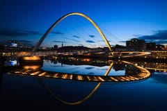 Puente del milenio de Gateshead del puente del muelle de Newcastle imágenes de archivo libres de regalías Puente del milenio de Gateshead del puente del muelle de Newcastle imágenes de archivo libres de regalías