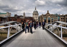 Puente del milenio. El fondo es la catedral de San Pablo en Londres Fotografía de archivo Puente del milenio. El fondo es la catedral de San Pablo en Londres Fotografía de archivo