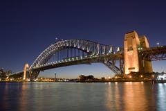 Puente del puerto - horizonte de la noche imágenes de archivo libres de regalías Puente del puerto - horizonte de la noche imágenes de archivo libres de regalías