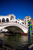 Puente del rialto de Venecia de la tierra imagen de archivo libre de regalías Puente del rialto de Venecia de la tierra imagen de archivo libre de regalías