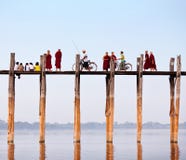 Puente famoso en Amarapura, Myanmar de la teca de U Bein foto de archivo Puente famoso en Amarapura, Myanmar de la teca de U Bein foto de archivo
