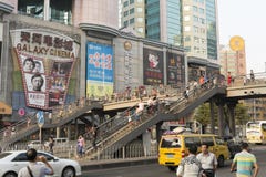 Puente peatonal; camino ocupado con la pasarela del paso superior; de la calle muy transitada centro de la ciudad adentro de Guan foto de archivo Puente peatonal; camino ocupado con la pasarela del paso superior; de la calle muy transitada centro de la ciudad adentro de Guan foto de archivo