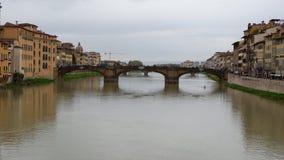 Puente sobre el río en Florencia fotografía de archivo libre de regalías Puente sobre el río en Florencia fotografía de archivo libre de regalías