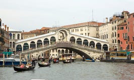 Puente y góndola de Rialto fotografía de archivo Puente y góndola de Rialto fotografía de archivo