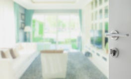 Puerta blanca abierta a la sala de estar en estilo clásico moderno Foto de archivo libre de regalías Puerta blanca abierta a la sala de estar en estilo clásico moderno Foto de archivo libre de regalías