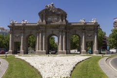 Puerta de Alcala i en solig dag fotografering för bildbyråer Puerta de Alcala i en solig dag fotografering för bildbyråer