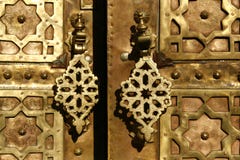 Puerta de cobre amarillo con doorknockers. Marrakesh, Marruecos imagen de archivo Puerta de cobre amarillo con doorknockers. Marrakesh, Marruecos imagen de archivo