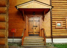 Puerta de entrada vieja a la casa de madera Parque de Kolomenskoye moscú fotografía de archivo Puerta de entrada vieja a la casa de madera Parque de Kolomenskoye moscú fotografía de archivo