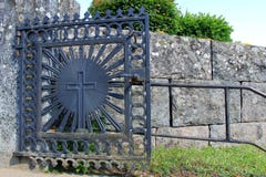 Puerta de la iglesia del hierro labrado con una cruz fotos de archivo Puerta de la iglesia del hierro labrado con una cruz fotos de archivo