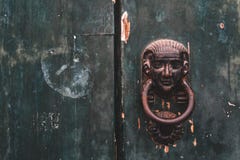 Puerta de madera cerrada del viejo vintage con la cerradura de puerta, textura, fondo imagenes de archivo Puerta de madera cerrada del viejo vintage con la cerradura de puerta, textura, fondo imagenes de archivo