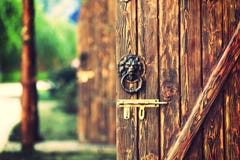 Puerta de madera del viejo vintage con la cerradura de puerta Fotos de archivo libres de regalías Puerta de madera del viejo vintage con la cerradura de puerta Fotos de archivo libres de regalías