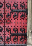 Puerta de madera vieja con las bisagras del hierro imagen de archivo Puerta de madera vieja con las bisagras del hierro imagen de archivo