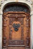 Puerta de madera vieja con los ornamentos Foto de archivo libre de regalías Puerta de madera vieja con los ornamentos Foto de archivo libre de regalías