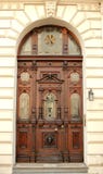 Puerta de madera vieja con los ornamentos Foto de archivo Puerta de madera vieja con los ornamentos Foto de archivo